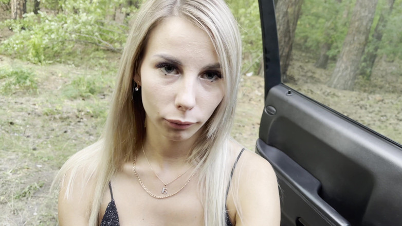 Vik1one: Sexy kouření v lese hluboko v krku od sexy blondýnky