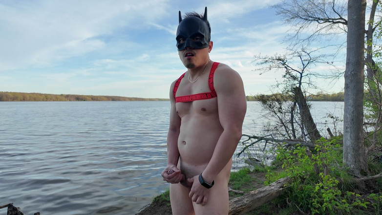 Barenakedmuscles: Asiatisk muskelgud remsor nakna vid sjön - rippad fysik på full...