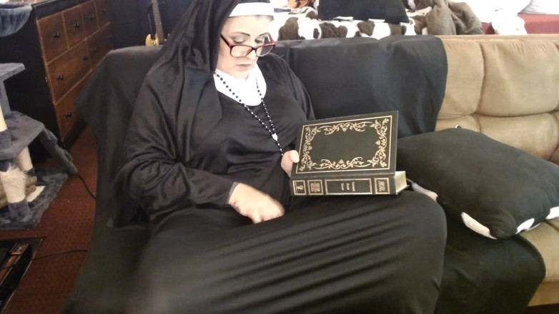 Abby Anna: Монахиня трахается с дилдо во время изучения Библии