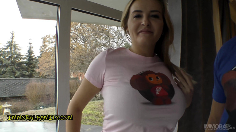 Immoral Family: Ibu tiri toket besar suka cheburashka alias uni soviet mickey...