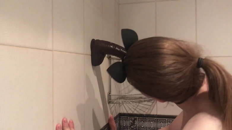 Elise Woods: Amateur sissy dildo blowjob practice