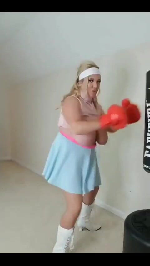 Annabelle Rogers: Oben ohne boxen und meine möpse schlagen! Würdest du gerne...