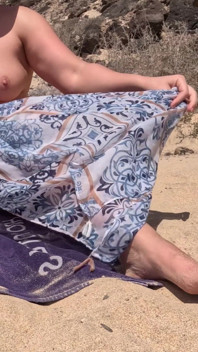 Nacktes Mädchen Blitzt Am Strand Auf