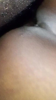 おばあちゃんは19歳の隣人の息子に膣を伸ばされた