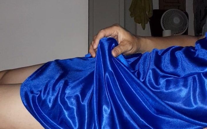 Naomisinka: Masturbazione con sborrata indossando lingerie di seta di seta blu