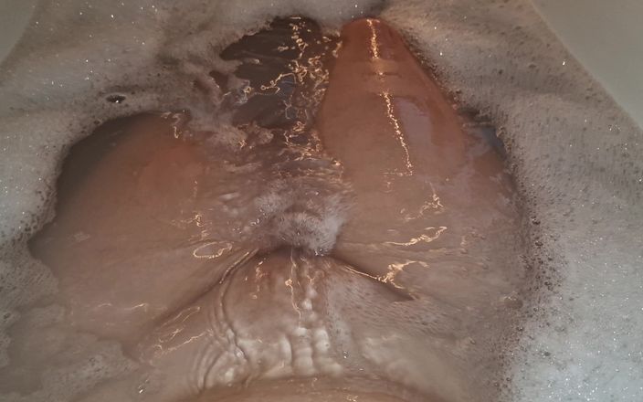 Tina Angel: Chica con curvas bañándose, mira de cerca mis grandes tetas,...