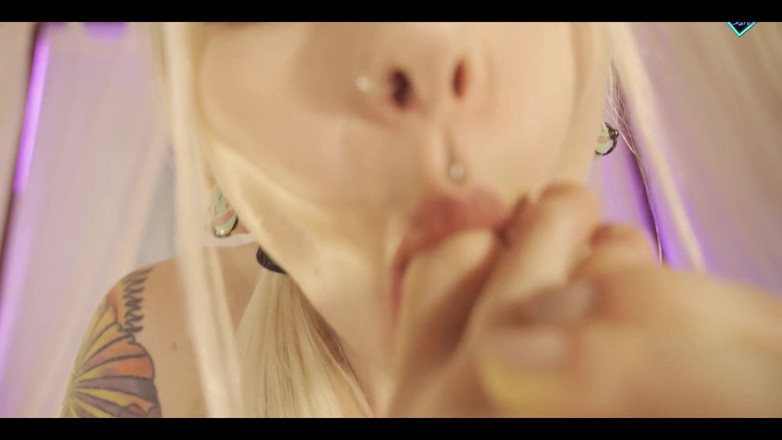 Karneli Bandi: Het skönhet blev kåt på och slickade hennes söta fötter....