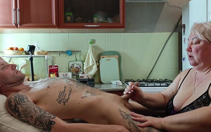 Zona901: Vecina face o muie adâncă în gât și înghite o spermă groasă