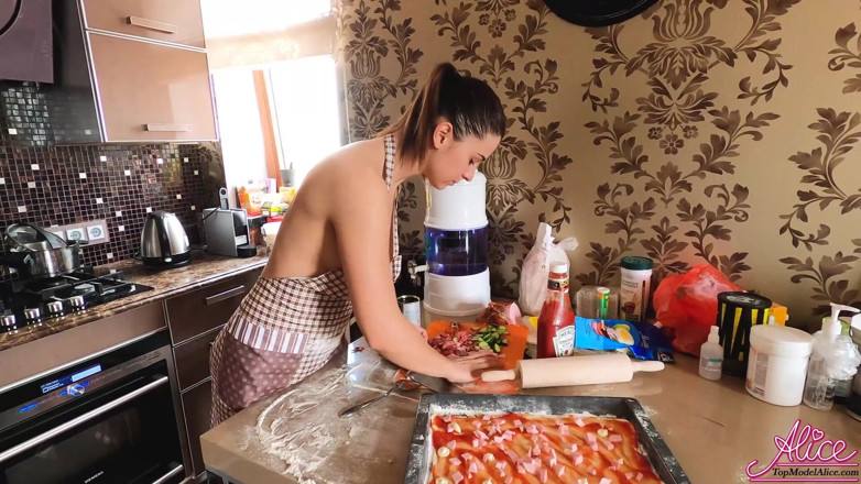 Alice KellyXXX: Gostosa demonstra peitos e bunda perfeitos durante a culinária