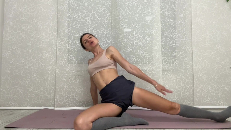 Gina Gerson: Yoga một mình và làm rách quần áo của riêng tôi