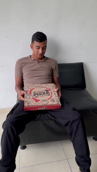 Aku ngasih hadiah pizza untuk pacar latinaku yang super montok, dan dia ngasih aku kontol besarku di pantat sempitnya.