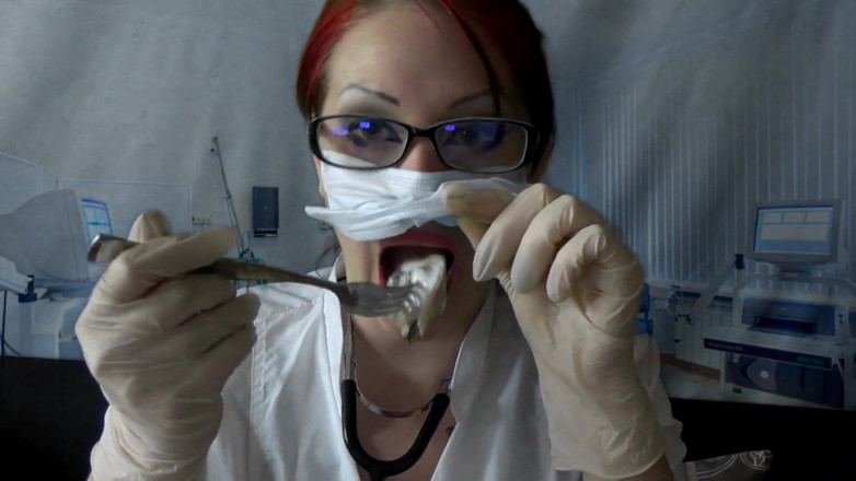Goddess Misha Goldy: Doctor comiendo en máscara médica y guantes