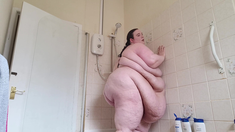SSBBWLadyBrads: Dusche wackelt und wäscht