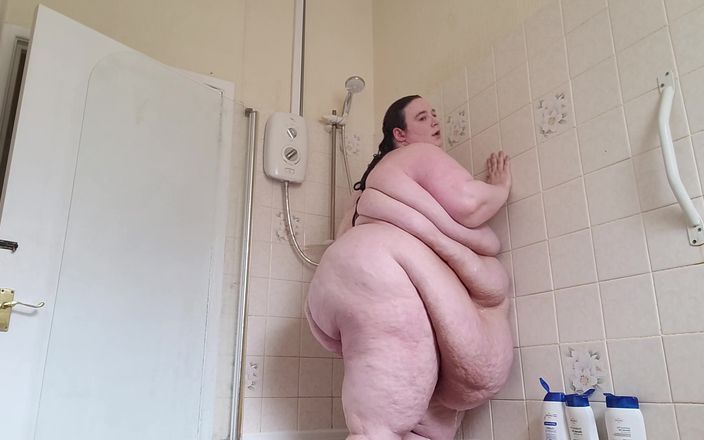 SSBBW Lady Brads: Săltărețe la duș și spălat