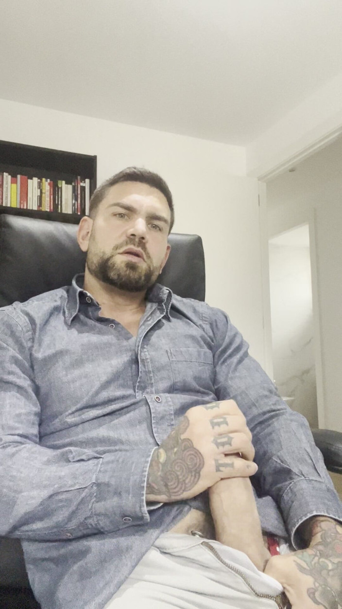 Juan Lucho Gay: Eu Me Masturbo Só Com as Roupas