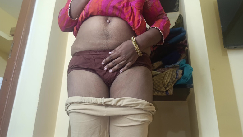 Laxi ammu: Une femme au foyer montre sa jolie poitrine à son demi-frère