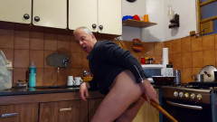 Dildo Man and Cross Hard Sex: Hraní v kuchyni se sexy zadkem