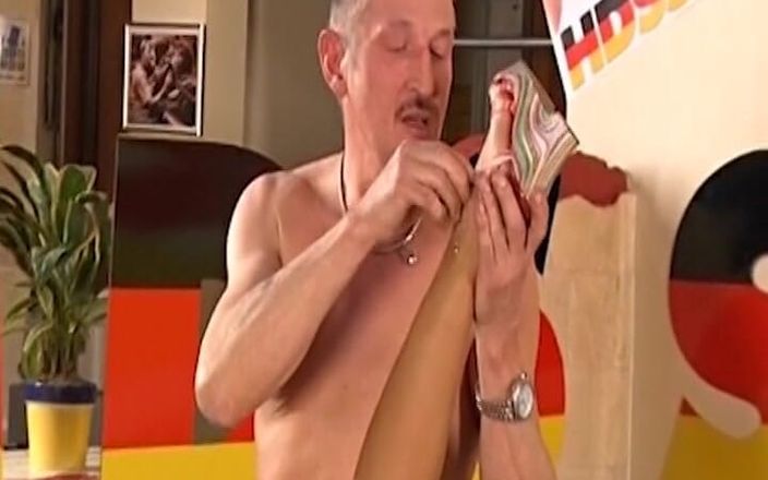 Busty German Sluts: Peituda alemã puta cavalgando pau e chupando na massagem