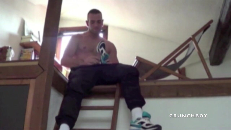 Sneaker gay: Kevin a muscle straight masturbates sniffing his sneaker