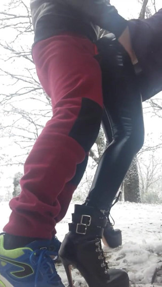 LauraOnHeels: かかとでローラモデル2021ビデオの立ってクソの間に雪の中出し