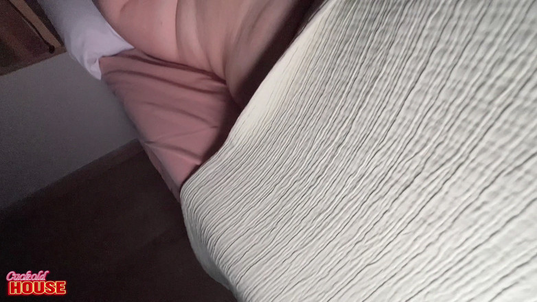 CuckoldHouse: Questa moglie plus-size si sveglia sempre eccitata dopo che suo...