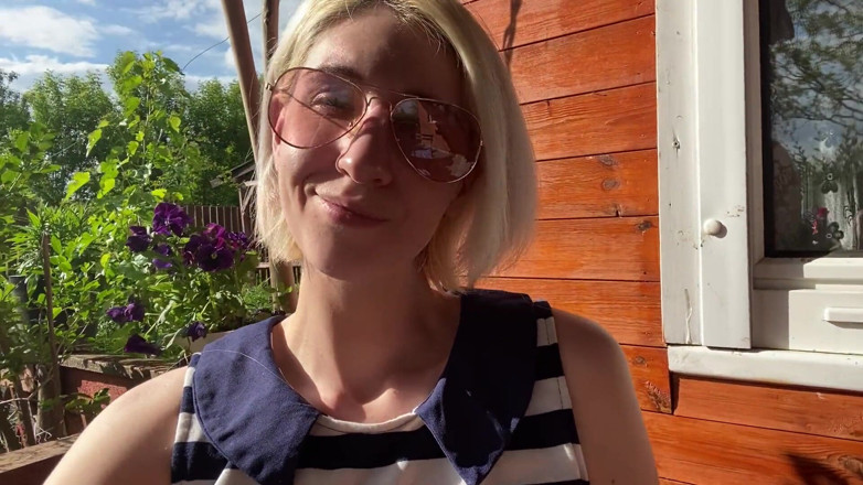 Cuteblonde666: Merokok di luar menunjukkan pepek berbulu saya