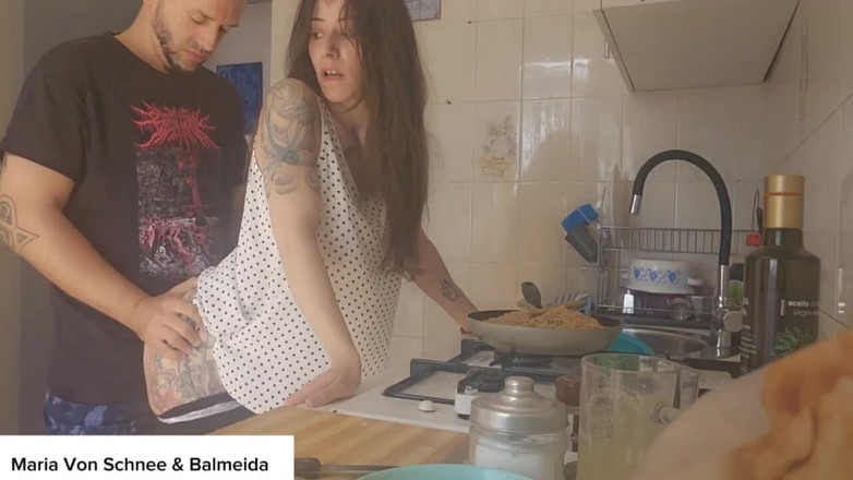 Maria V Schnee: 그녀가 요리하는 동안 나는 그녀를 따먹어