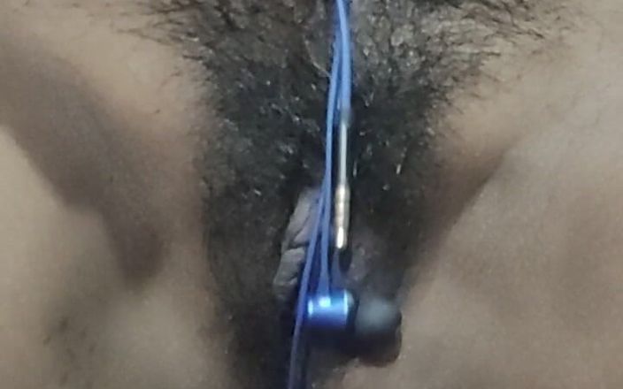 Suryasushma: 침실에서 이어폰으로 보지를 핑거링하는 섹시한 인도 바비
