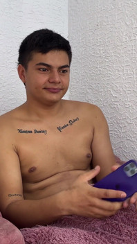 Med ursäkten att ta hand om mitt husdjur ringer jag en sexig veterinär till mitt hus för att ta hand om min enorma och rika kuk.