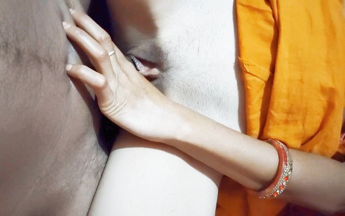Ritu Rose: Une desi indienne invite ses voisins chez elle et lui...