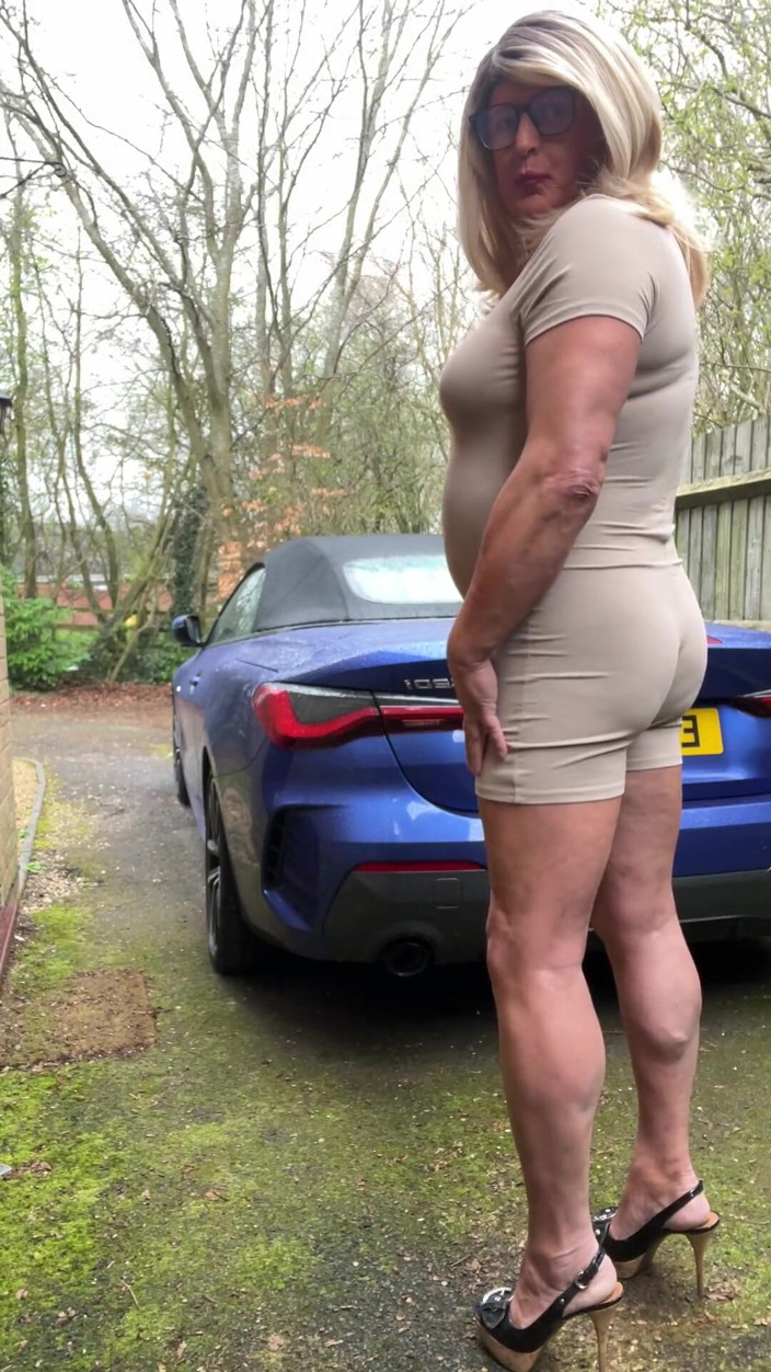 Kellycd2022: Любительський кроссдрессер kellycd2022 сексуальна мамка писяє в моєму комбінезоні та мастурбує