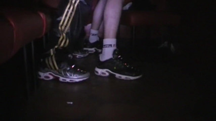Sneaker gay: Onderdanig en vernederd door sportschoenen in een bar