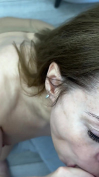 Avrora s’exhibe dans ses collants et taille une pipe en POV