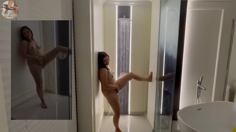 beauty_and_the_other_one: Lexi正在洗澡并自慰