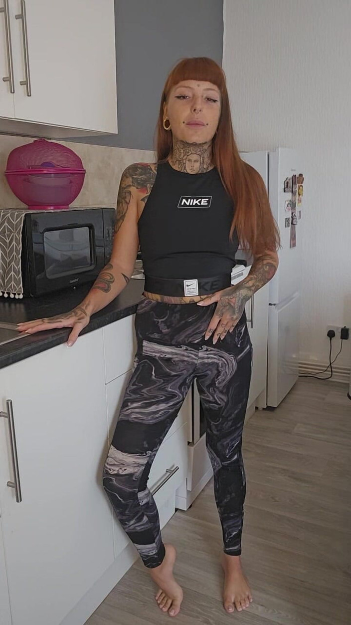 Yourfavecumslut: Orina desesperada en mis polainas de gimnasio