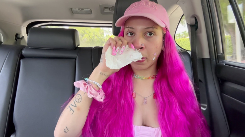 Nali Marie: Chupando mis nariz en el coche en primer plano - cavando...