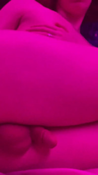 Il ragazzo effeminato rosso Ashen gioca con un dildo
