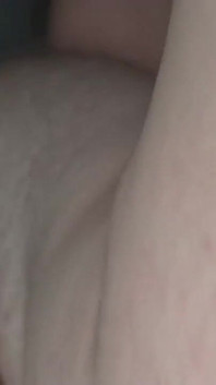Istri sange ini lagi asik fisting memeknya yang super hot bagian 2
