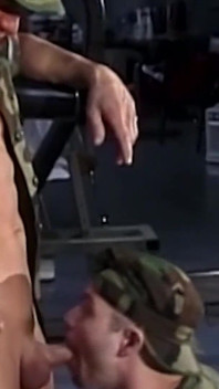 Militari gay Soldiers_scene di culo 3_muscular si scopano i culi a vicenda in palestra