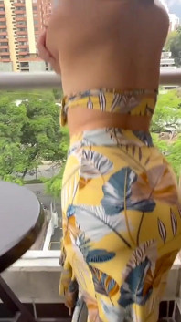 Teman wanita Asia yang suka bermain dapat pancutan mani besar di teres