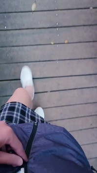 Crossdresser Tingxuan, açık havada beyaz dantel iç çamaşırı giyerek saf bir görünüm sunuyor