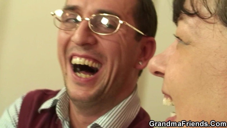 Grandma Friends: Intervjuar en mogen porrstjärna (pov -version)