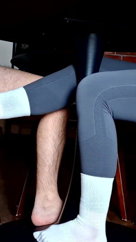 Footjob Di Bawah Meja Dengan Celana Dalam Besar