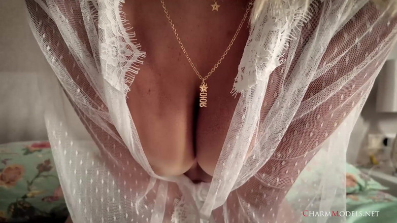CharmModels: Nico sem calcinha na cama com um vídeo de vestido...
