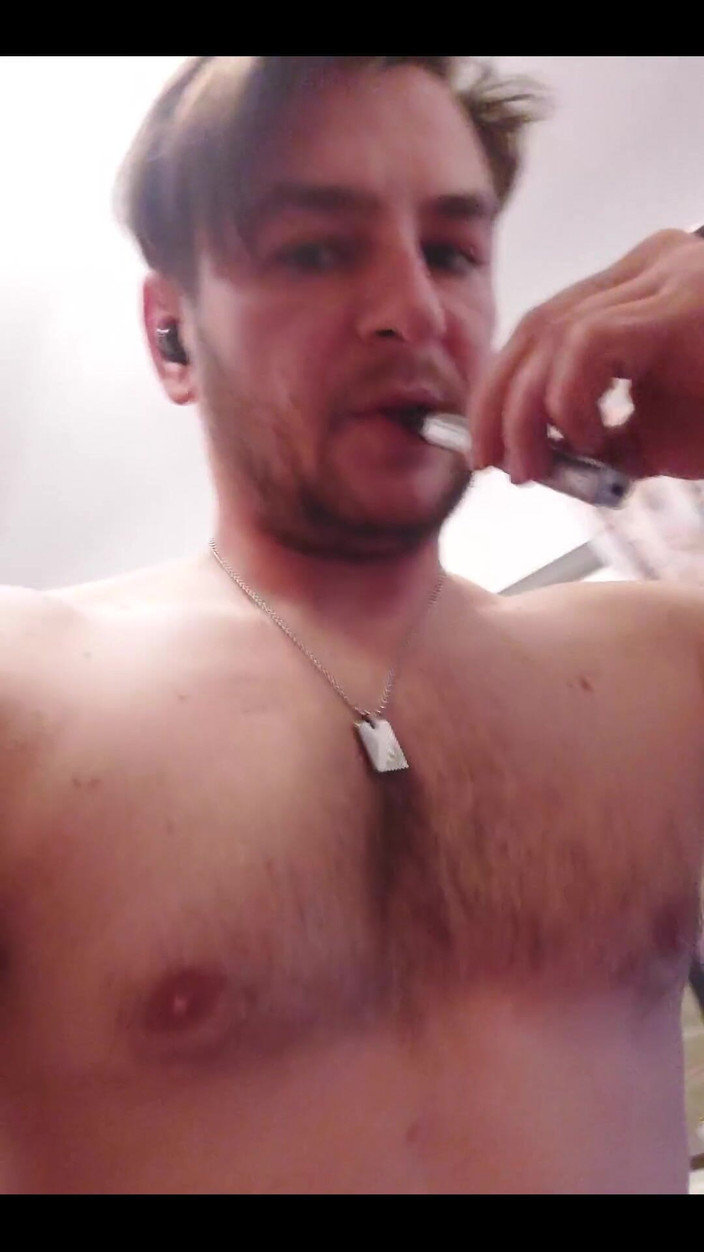 Michael Ragnar: この動画を作るのにムラムラして目が覚めた。体中に大きな射精があった