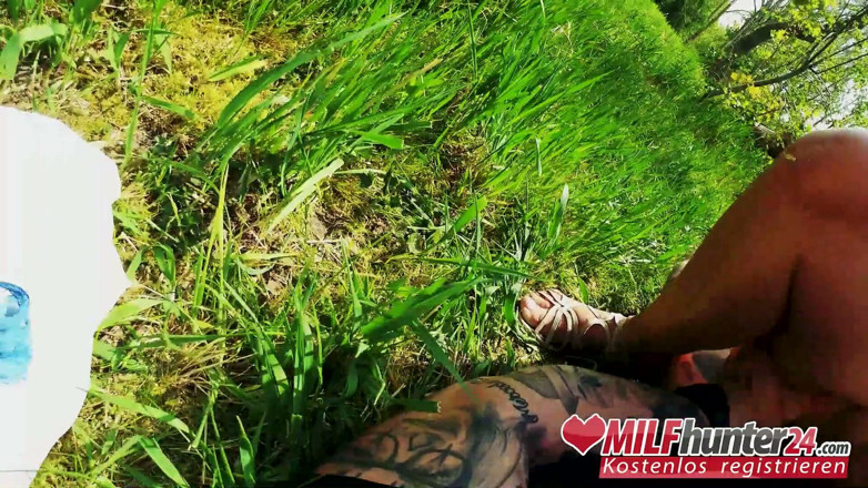 MILF Hunter 24: 熟女ハンターは貧乏な巨乳熟女に会い、公園で彼女をファックします