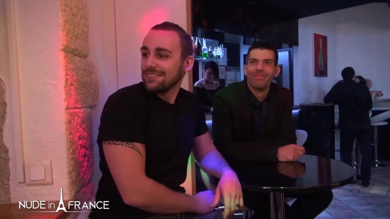 Nude in France: Un chico ofrece a su joven esposa en un club...