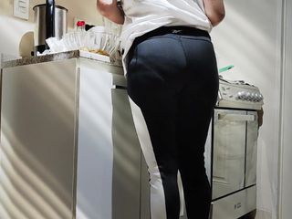 catqueen: Ele me seduz na cozinha e coloca um pepino na...
