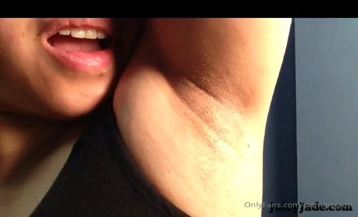 JasmineJade: Leccami il sudore!! Adorami la sborra mentre sono tutto sudato!!