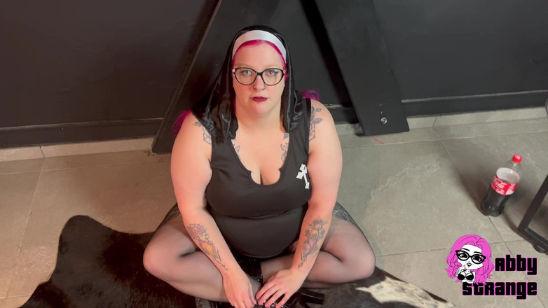 Abby Strange: Super vulgární! Říhnu si v kostýmu jeptišky